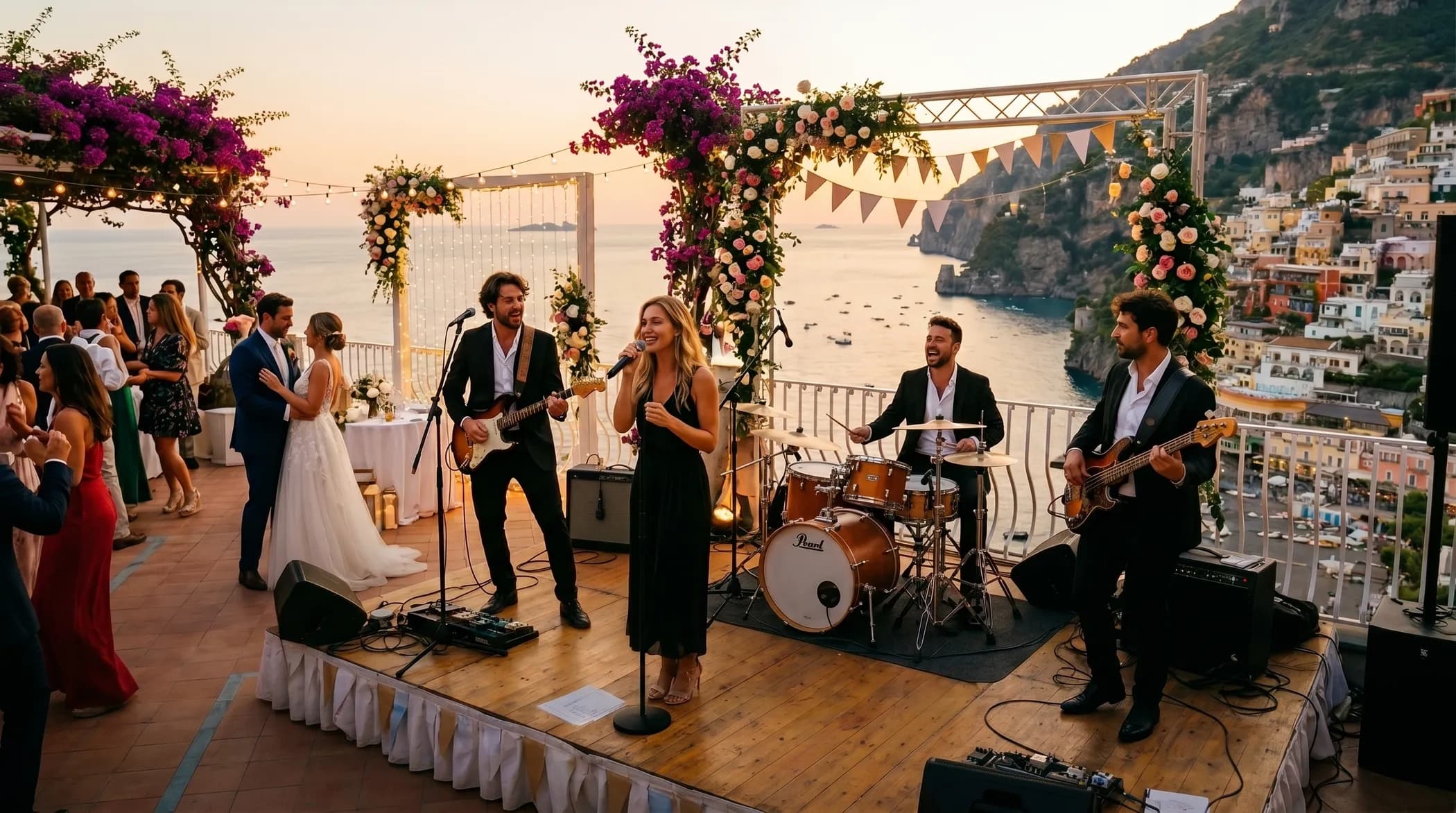 Wedding band live su terrazza panoramica in Costiera Amalfitana per un destination wedding in Italia con sposi stranieri