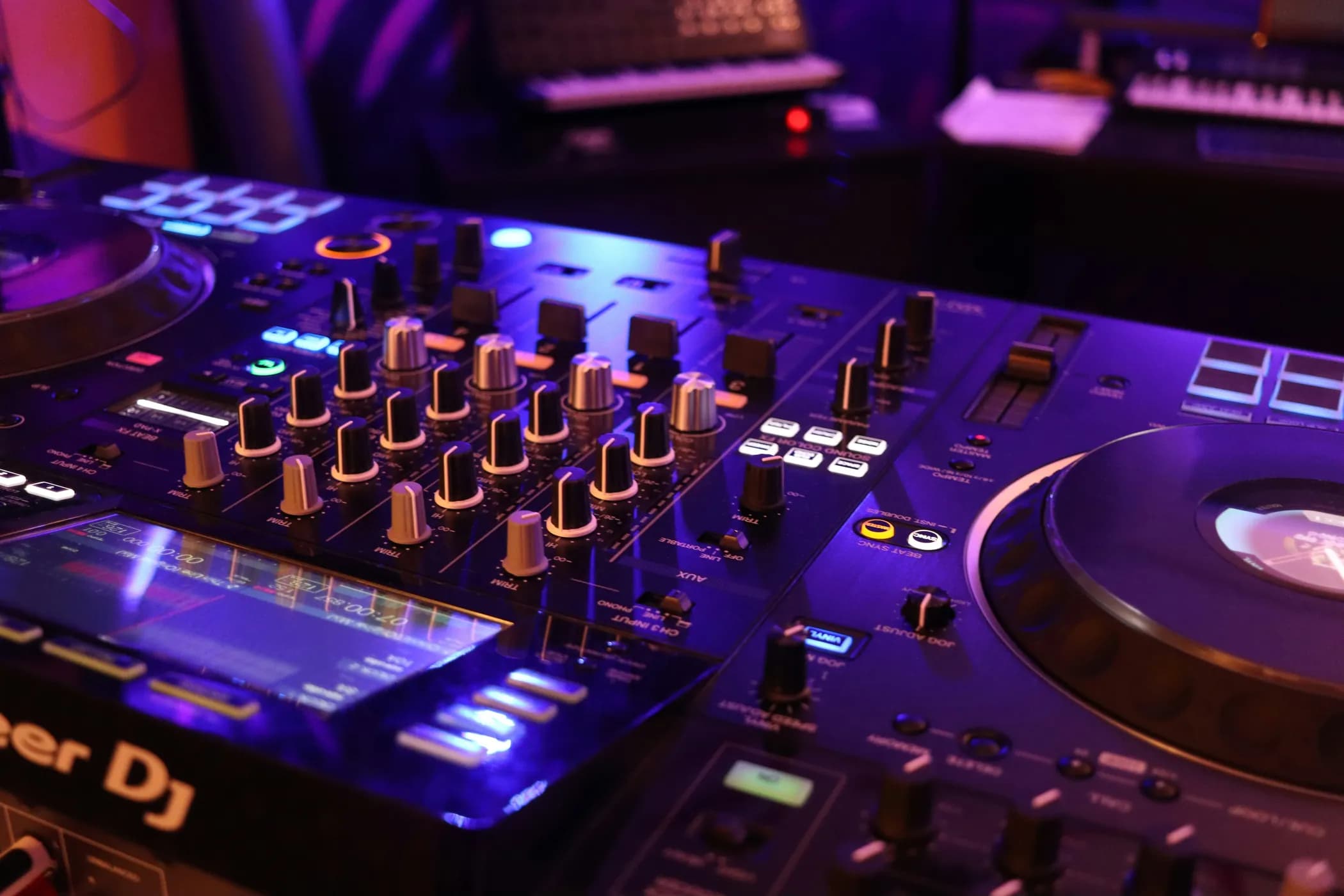 Band live o DJ per il matrimonio: come scegliere davvero (e cosa nessuno ti dice)