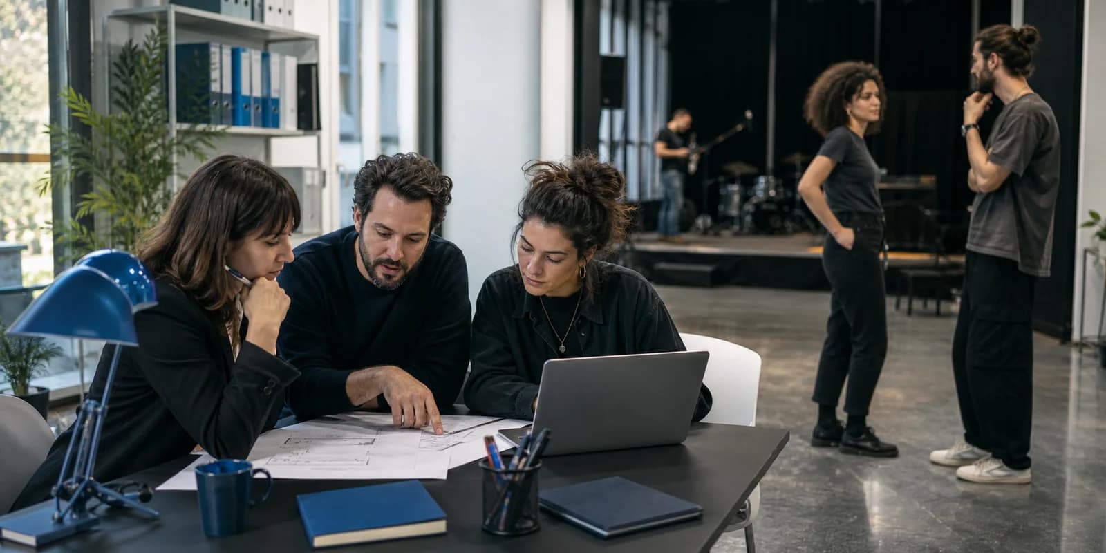 Team di un'agenzia di spettacolo italiana che coordina artisti, contratti e calendario eventi