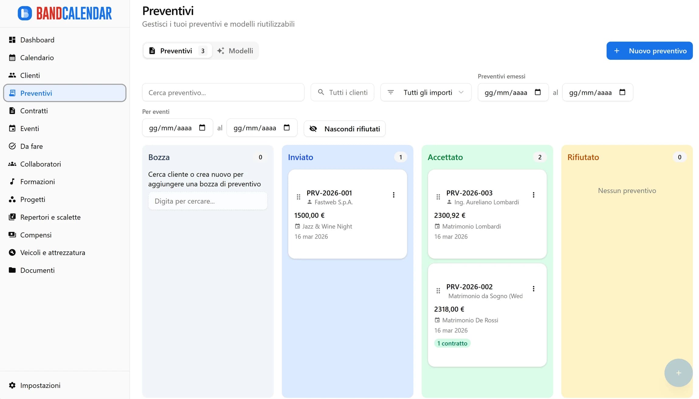 Musicista che prepara un preventivo professionale per una coppia di sposi